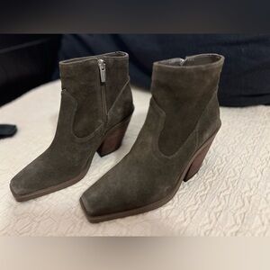 Vince Camuto dark brown suede boots size 7 never worn
